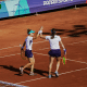 Luisa Stefani e Laura Pigossi se cumprimentam após vitória na estreia do Pan
