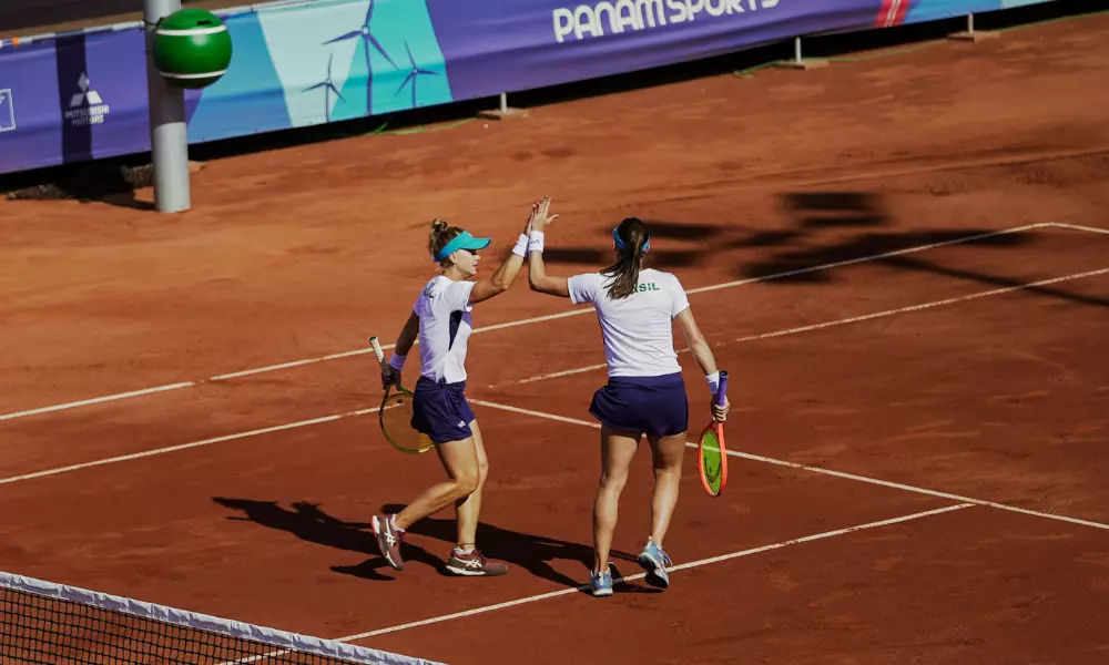 Luisa Stefani e Laura Pigossi se cumprimentam após vitória na estreia do Pan