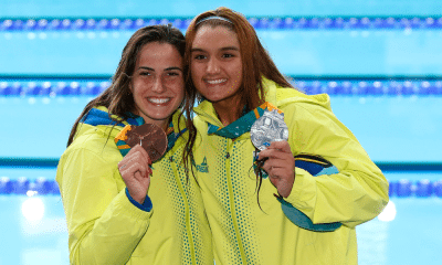 Mafê Costa e Gabrielle Roncatto com a medalha em frente à piscina do Pan de Santiago-2023