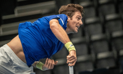 Marcelo Demoliner sacando em partida de tênis