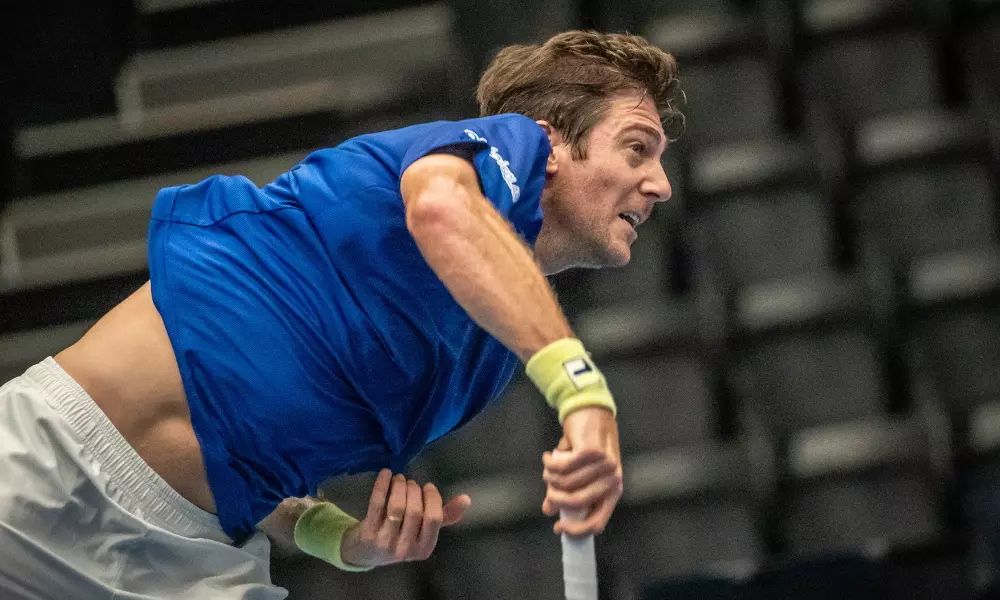 Marcelo Demoliner sacando em partida de tênis
