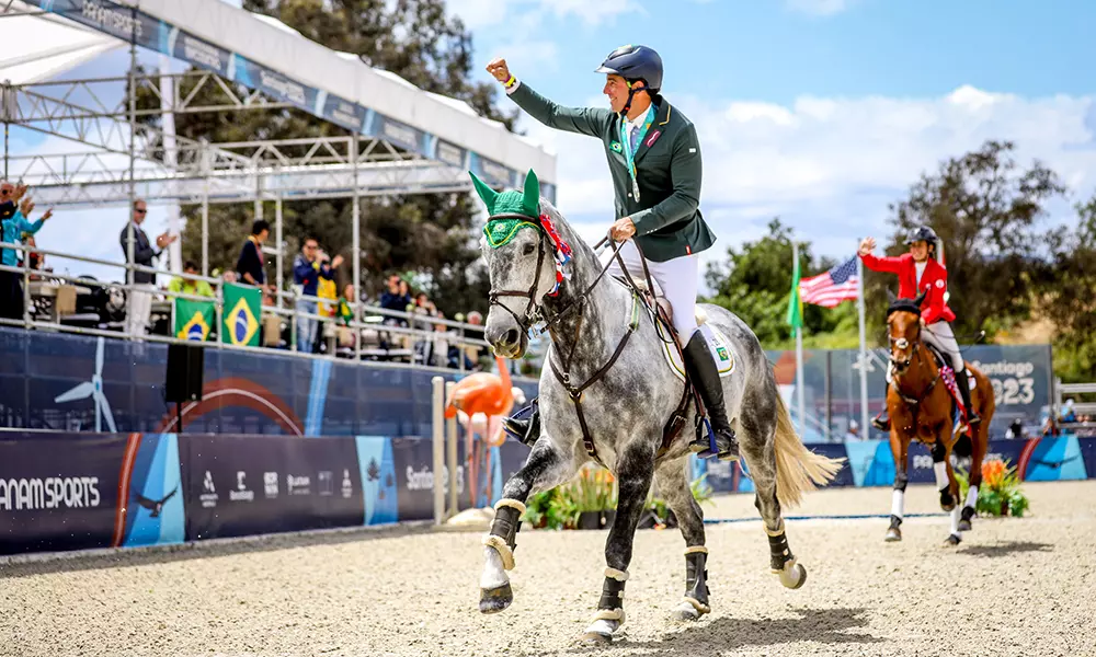 Na imagem, Márcio Jorge comemorando na volta exibição com seu cavalo.