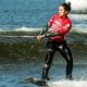Na imagem, Mariana Nep surfando com seu wakeboard.