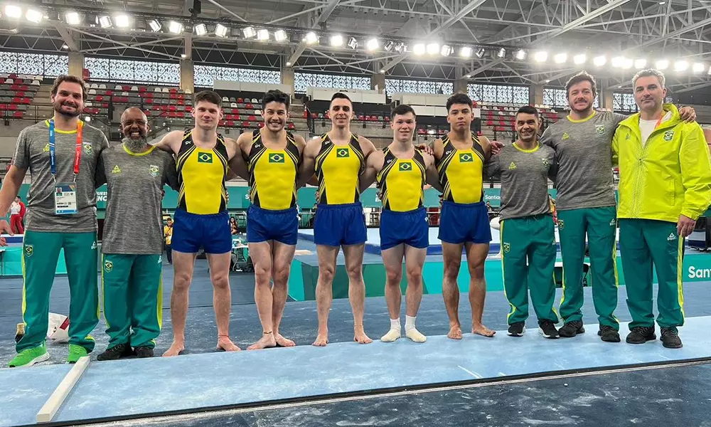 Na imagem, Arthur Nory é o segundo da esquerda para direita entre os atletas do Brasil.