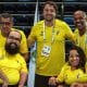 Na imagem, Mateus Carvalho e Evelyn de Oliveira no primeiro plano, com o restante da equipe brasileira ao fundo.