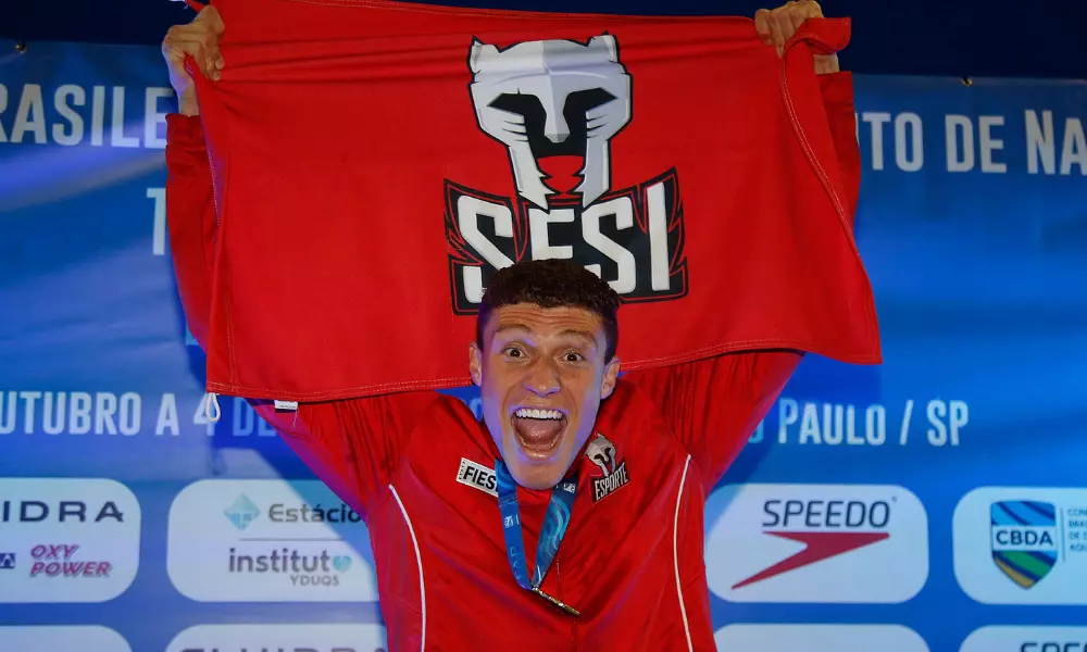 Matheus Gonche com bandeira do SESI no troféu josé finkel de natação
