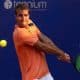 Na imagem, Felipe Meligeni rebatendo a bolinha com sua raquete no backhand.