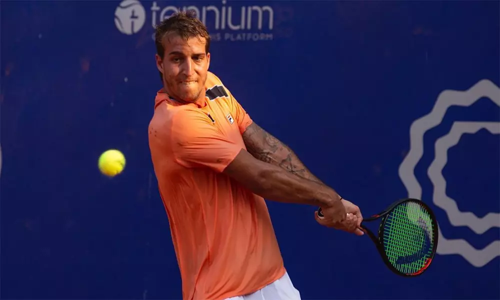 Na imagem, Felipe Meligeni rebatendo a bolinha com sua raquete no backhand.