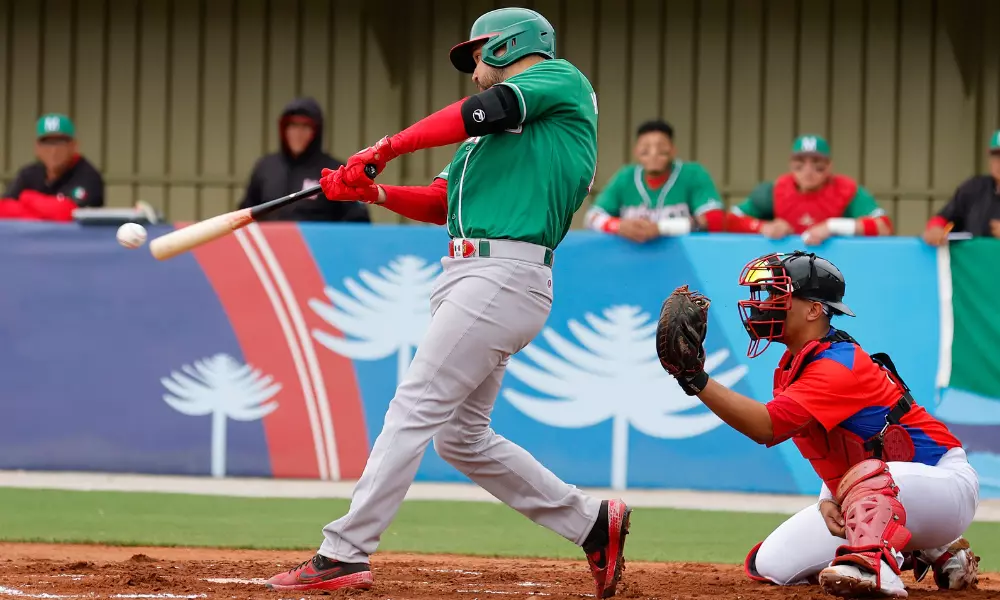 Jogador do México rebatendo a bola na partida de beisebol contra o Chile nos Jogos Pan-Americanos Santiago-2023