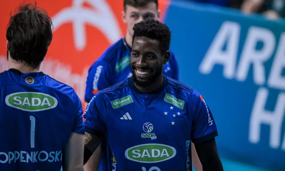 Miguel López sorri para foto em aquecimento do Sada Cruzeiro contra o Minas na final do Campeonato Mineiro