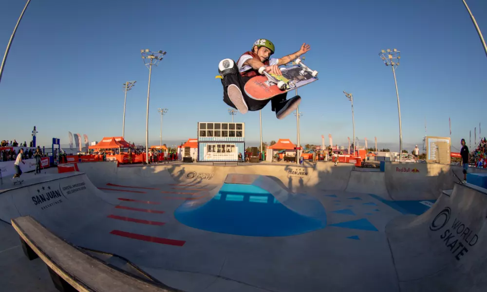Murilo Peres durante manobra no Mundial de skate park