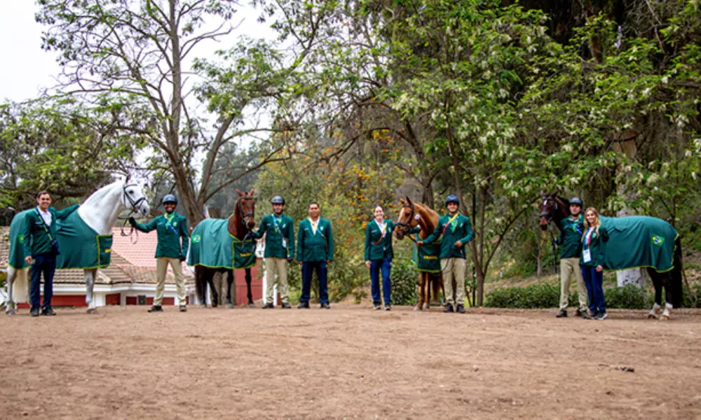 Na foto, equipe titular de hipismo adestramento dos Jogos Pan-Americanos de Santiago 2023