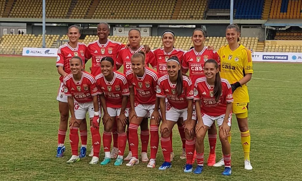 Nycole e jogadoras do Benfica estão perfiladas para foto oficial