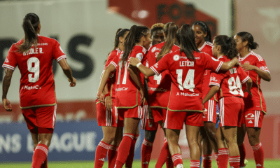 Brasileira Nycole indo abraçar colegas após gol do Benfica pela Champions League Feminina de futebol