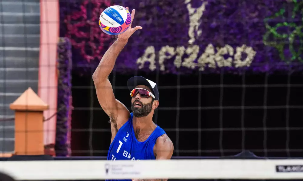 Pedro Solberg ataca bola em jogo do Mundial de vôlei de praia