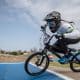Na imagem, Paola Reis fazendo a curva com sua BMX.