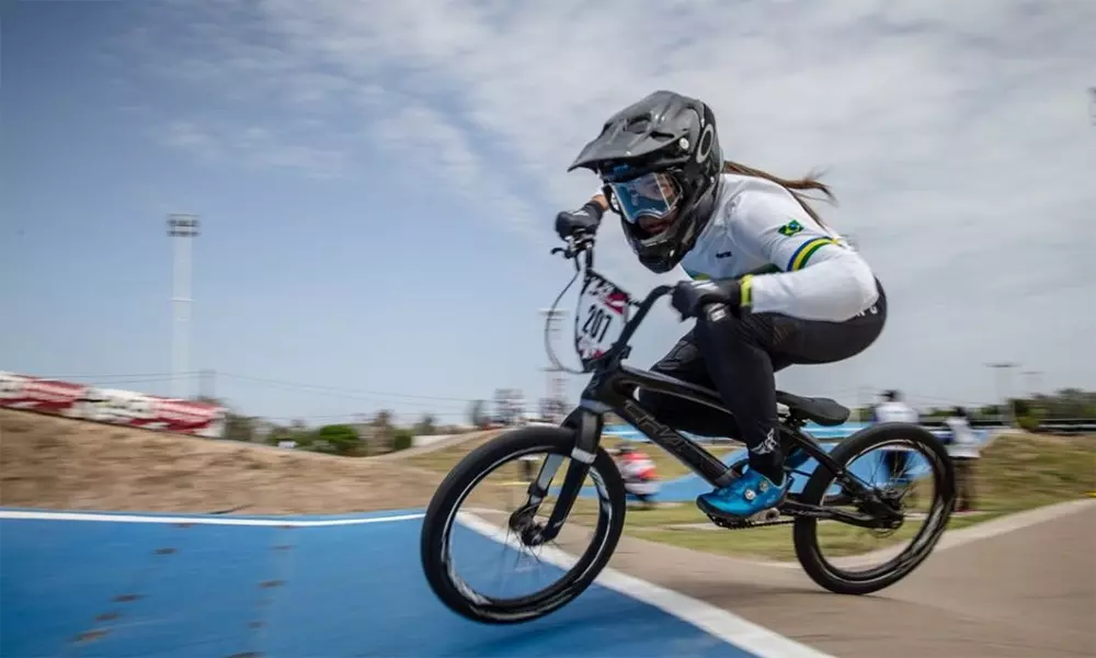 Na imagem, Paola Reis fazendo a curva com sua BMX.