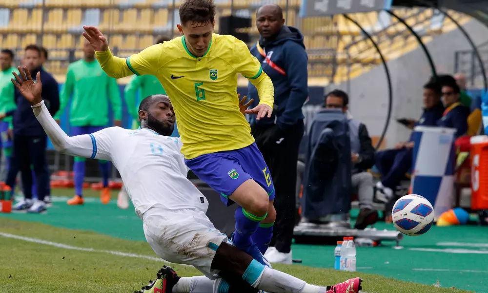 Patryck disputa bola com jogador de Honduras no Pan de Santiago-2023