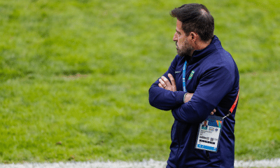 Ramon Menezes, de braços cruzados, comanda o Brasil no futebol masculino dos Jogos Pan-Americanos de Santiago-2023