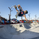 Pedro Barros faz manobra aéreo no Mundial de skate park, em Roma.