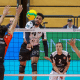 Ponteiro Gabriel França atacando bola em partida da Champions League de vôlei masculino