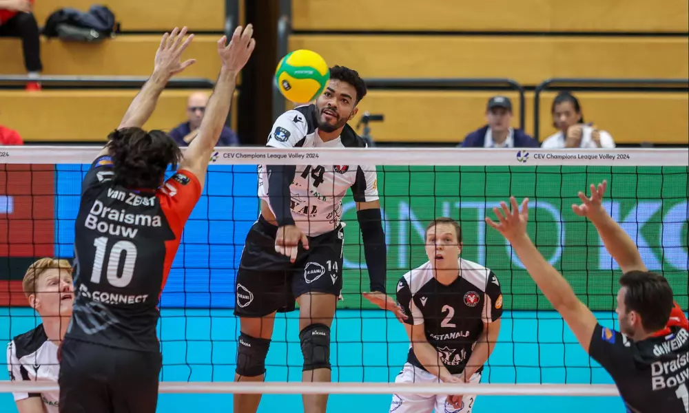 Ponteiro Gabriel França atacando bola em partida da Champions League de vôlei masculino