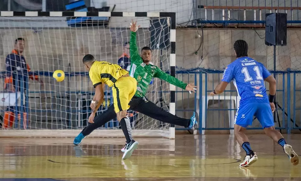 Na imagem, Joel, atacante do Praia Clube, que foi um dos destaques.