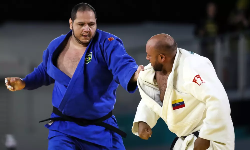 Rafael Silva, o Baby, durante luta contra atleta venezuelano no judô