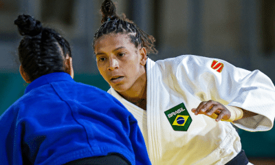 Rafaela Silva, de kimono branco, olha para atleta de azul no judô dos Jogos Pan-Americanos de Santiago-2023