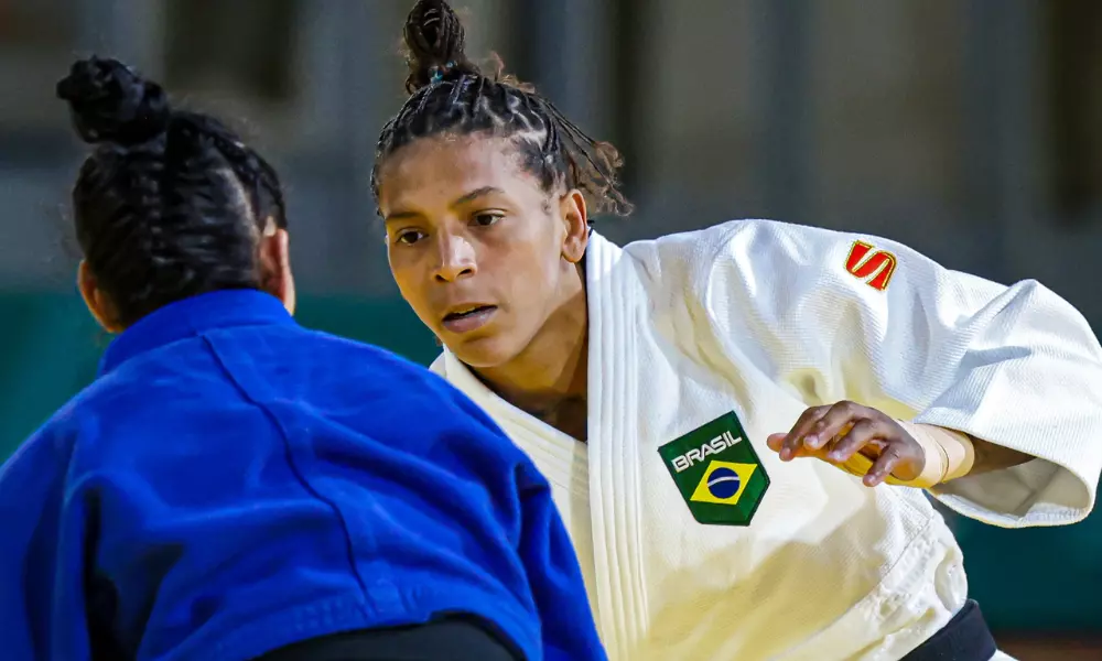 Rafaela Silva, de kimono branco, olha para atleta de azul no judô dos Jogos Pan-Americanos de Santiago-2023