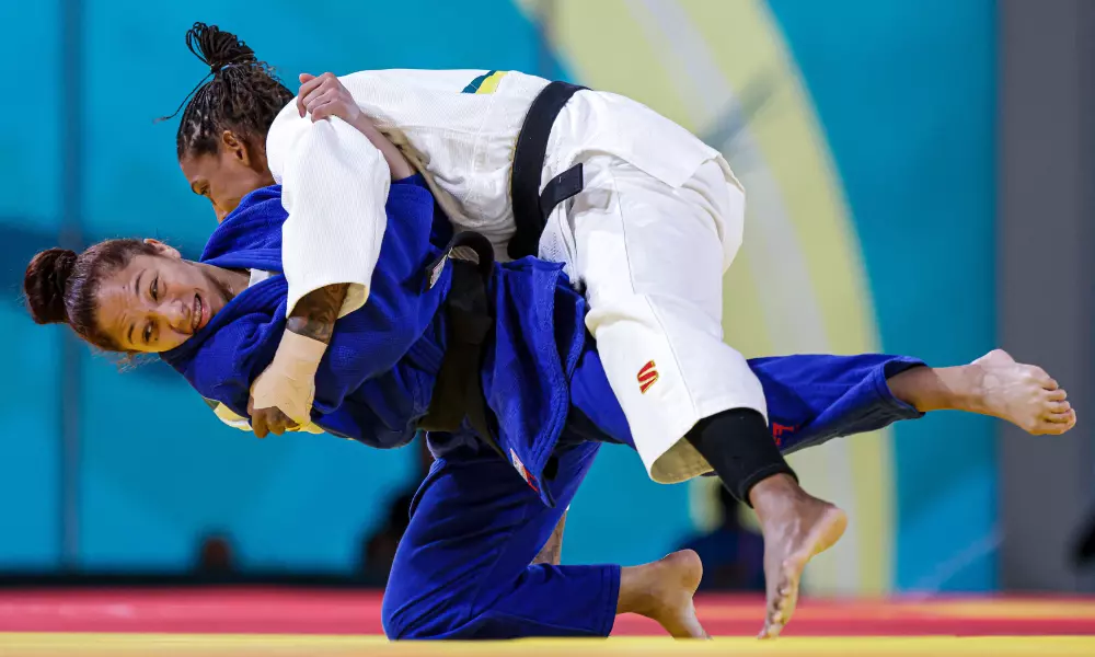 Rafaela Silva projeta adversária na primeira rodada da disputa por equipes do judô em Santiago-2023