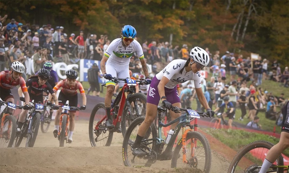 Na imagem, Raiza Goulão correndo no meio do pelotão.