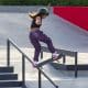 Na imagem, Rayssa Leal descendo no corrimão em sua manobra com o skate. SLS, BRAISL