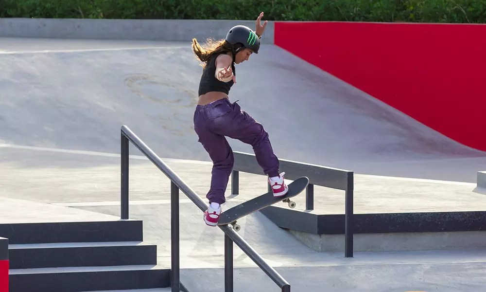 Na imagem, Rayssa Leal descendo no corrimão em sua manobra com o skate. SLS, BRAISL