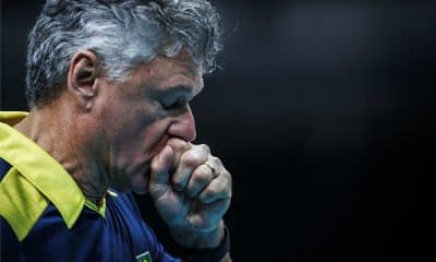 Na imagem, Renan Dal Zotto preocupado durante a partida.