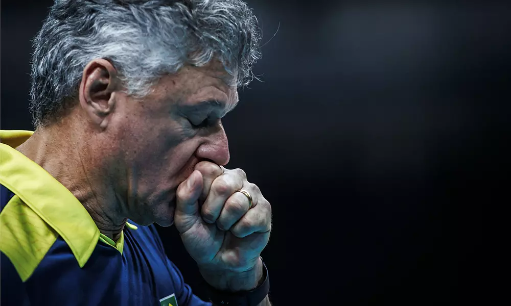 Na imagem, Renan Dal Zotto preocupado durante a partida.