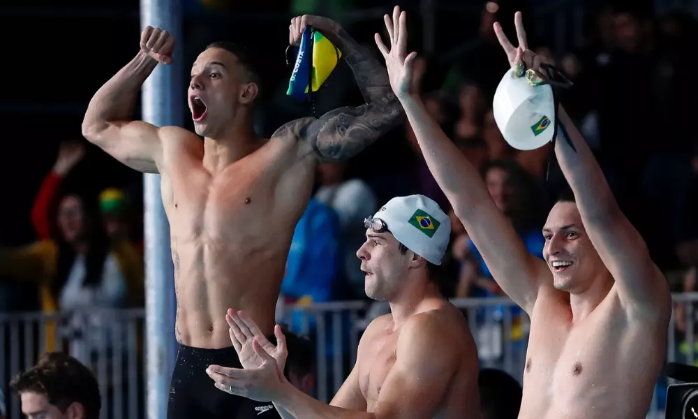 atletas do revezamento 4x100m masculino comemoram hegemonia nos Jogos PanAmericanos