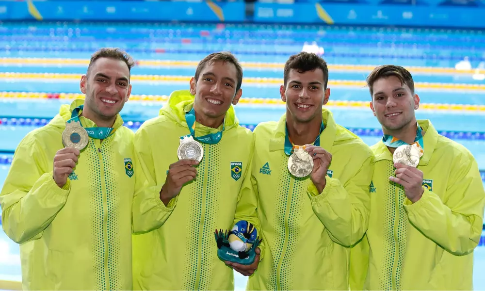 Revezamento 4x200m livre masculino com medalhas de ouro do Pan