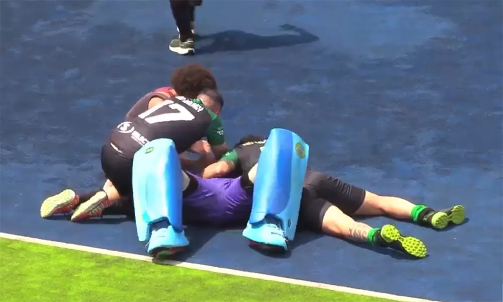 Na imagem, jogadores do Rio Hockey abraçando o goleiro Zanza, que foi o herói da classificação.