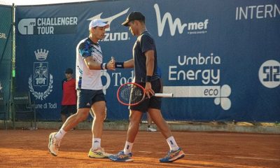 Na imagem, Fernando Romboli e Marcelo Zormann se cumprimentando após ponto.