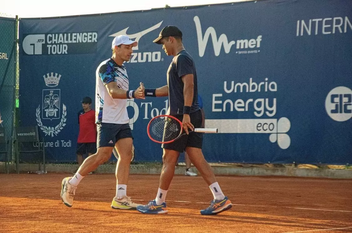 Na imagem, Fernando Romboli e Marcelo Zormann se cumprimentando após ponto.