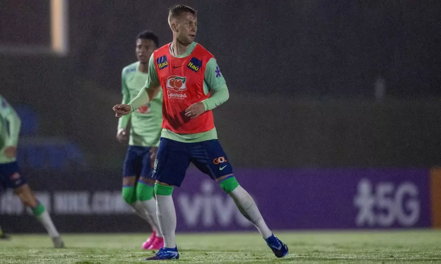 Na imagem, meio-campista Ronald em treinamento com a Seleção.