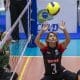 Na imagem, jogadora do SESI no levantamento para o ataque do ponto em jogo do Brasileiro Feminino de vôlei sentado