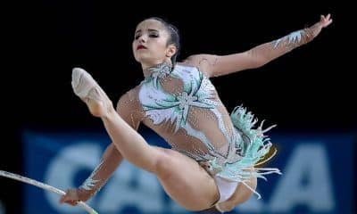 Na imagem, Samara Sibin durante o movimento com arco.