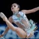 Na imagem, Samara Sibin durante o movimento com arco.