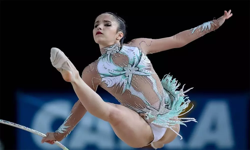 Na imagem, Samara Sibin durante o movimento com arco.