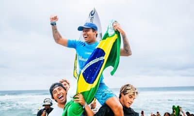 Na imagem, Samuel Pupo comemorando com a bandeira brasileira.