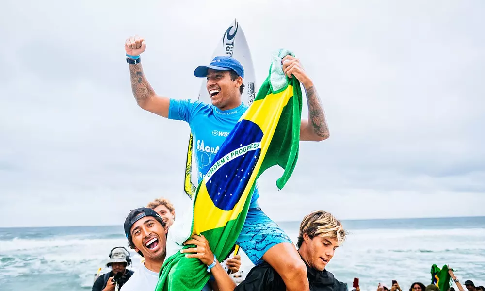 Na imagem, Samuel Pupo comemorando com a bandeira brasileira.