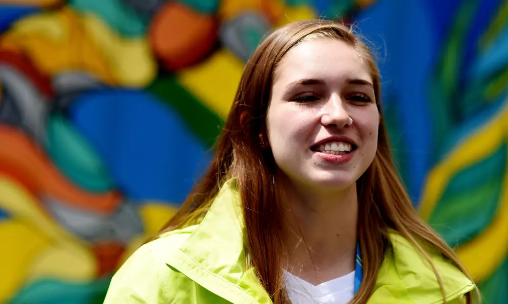 Sandy Macedo, atleta de taekwondo, sorri durante foto na Vila dos Atletas dos Jogos Pan-Americanos de Santiago-2023