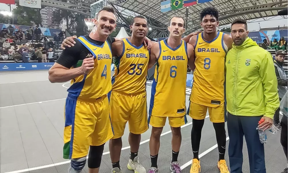 Seleção Masculina de Basquete 3x3 do Brasil após vitória nos Jogos Pan-americanos de Santiago 2023 (Foto: Divulgação/CBB)